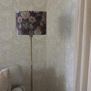 PR Home Golvlampa Amy, Dahlia brun/guld, höjd 150 cm, textil, E27