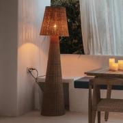 Newgarden golvlampa Lola, träfärgad, rotting, IP54