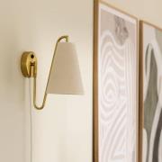 Globen Lighting Vägglampa Lou Bouclé, vit/mässing, tyg