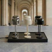 Lucande LED-bordslampa Quill krom/beige/svart 6-pack laddningsstation