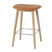 Muuto, Fiber barpall låg Wood Base - 65 cm - Refine Leather Cognac Oak