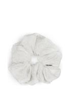 SUI AVA Blossom Scrunchie Vit