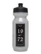 NIKE Equipment Nike Big Mouth Bottle 2.0 22 Oz Graphic Grå