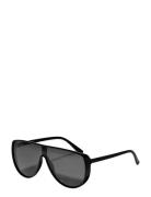 Pilgrim Amari Sunglasses Black Svart