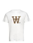 WOOD WOOD Wwace Big Logo & Badge T-Shirt Vit